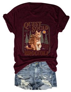 Dettaglio della maglietta bordeaux Quest Squad con stampa e pantaloncini in denim