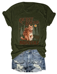 Dettaglio della t-shirt verde militare con stampa gatto vintage quest squad e tessuto in cotone