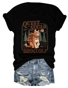 Dettaglio della stampa gatto vintage e testo Quest Squad su una maglietta nera di cotone