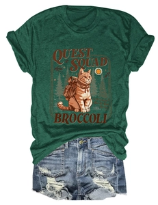 Dettaglio della t-shirt verde scuro con stampa gatto Quest Squad e shorts in denim