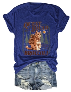 Dettaglio della t-shirt blu scuro con stampa gatto che fa trekking e shorts in denim
