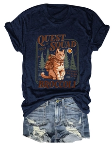 Dettaglio della maglietta blu navy con stampa gatto e pantaloncini di denim