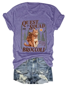 Dettaglio della stampa gatto Quest Squad su t-shirt in cotone viola vintage con pantaloncini