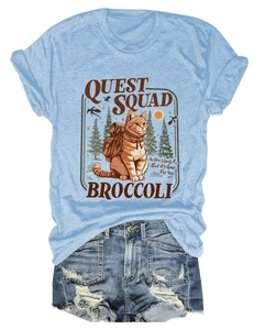T-shirt azzurra con stampa gatto Quest Squad e pantaloncini di jeans con strappi