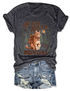 Dettaglio della maglietta grigia gattino Quest Squad e pantaloncini di jeans blu strappati