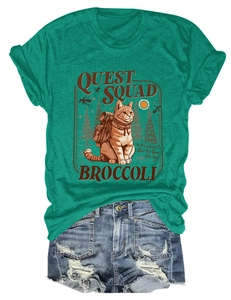 Dettaglio della t-shirt verde scuro con stampa gatto quest squad e shorts in denim