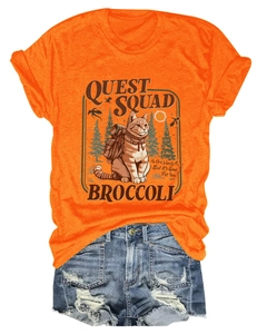 T-shirt arancione con stampa di gatto vintage e pantaloncini di jeans strappati