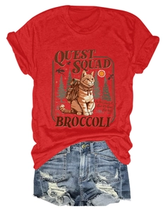 Dettaglio della t-shirt rossa con stampa gatto Quest Squad e pantaloncini denim