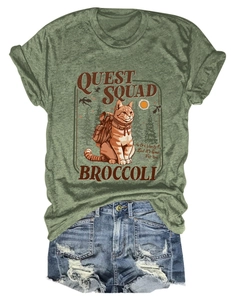 Dettaglio della maglietta verde militare con stampa gatto e pantaloncini in denim usati
