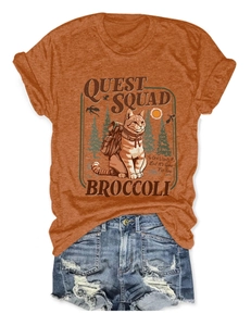 Dettaglio della stampa gatto Quest Squad su T-shirt in cotone caramello con stile retrò