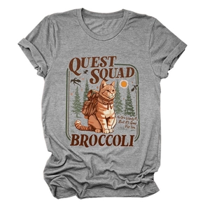 Dettaglio della t-shirt grigio melange con stampa grafica retrò Quest Squad gatto e foresta