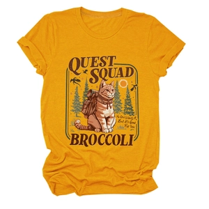 Dettaglio della maglietta giallo senape Quest Squad con stampa vintage gatto e drago