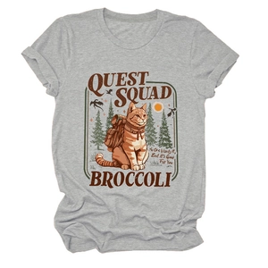Dettaglio della maglietta grigia girocollo con stampa gatto Quest Squad e trama tessuto