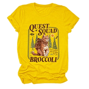 Dettaglio dell'illustrazione del gatto Quest Squad su una maglietta gialla