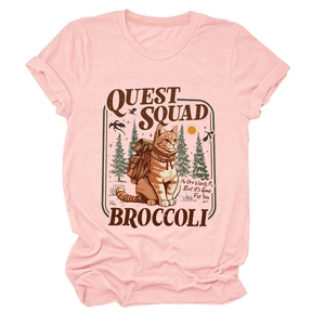 Dettaglio della stampa gatto Quest Squad su una t-shirt rosa a maniche corte e girocollo