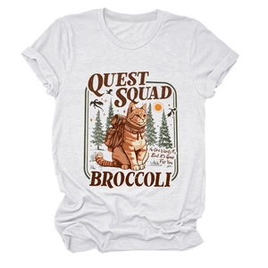 Dettaglio dell'illustrazione del gatto Quest Squad su t-shirt bianca in cotone a maniche corte