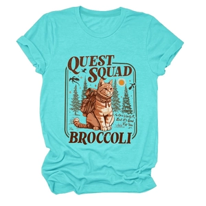 Dettaglio della stampa gatto Quest Squad su una t-shirt in cotone verde menta