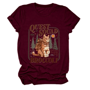 Dettaglio della t-shirt bordeaux con stampa gatto Quest Squad e trama del cotone