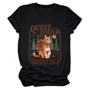 Dettaglio della stampa gatto Quest Squad su t-shirt nera in cotone con grafica foresta