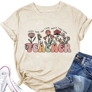 Détail d'un t-shirt beige pour enseignant avec imprimé floral et citation inspirante