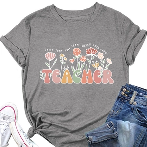 Détail du t-shirt gris pour enseignant avec motif floral et citation inspirante