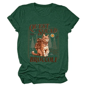 Dettaglio della stampa gatto Quest Squad su maglietta donna a maniche corte verde scuro