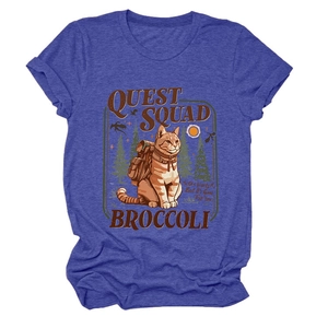 Dettaglio della maglietta blu con stampa gatto Quest Squad e design avventura