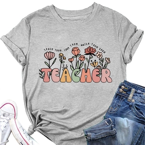 Tenue à plat avec t-shirt gris enseignant, imprimé fleuri, jean et baskets