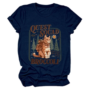 Dettaglio della stampa gatto Quest Squad e trama in cotone sulla maglietta blu navy