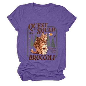 Dettaglio della stampa gatto Quest Squad su t-shirt viola melange girocollo