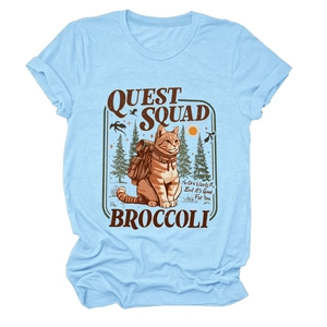 T-shirt celeste a girocollo con stampa grafica di gatto e foresta Quest Squad