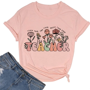 Détail du t-shirt en coton rose avec imprimé TEACHER et illustrations florales