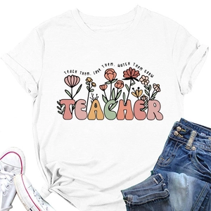 T-shirt enseignant en coton blanc avec motif floral, jean bleu et baskets blanches