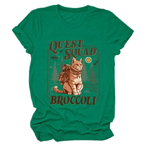 Dettaglio della stampa gatto Quest Squad su t-shirt in cotone verde bosco stile avventura