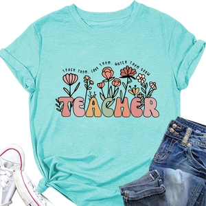 T-shirt enseignant vert menthe avec motif floral, présenté avec chaussures et jean