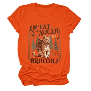 Dettaglio di una morbida t-shirt arancione con stampa gatto Quest Squad e maniche arrotolate