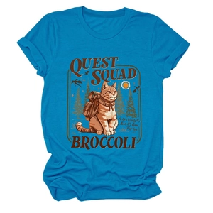 Dettaglio della stampa gatto Quest Squad su t-shirt azzurra in cotone a maniche corte