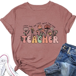 Détail du t-shirt enseignant avec imprimé floral et citation éducative sur tissu mauve