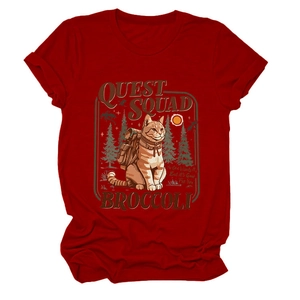 Dettaglio della stampa gatto Quest Squad su t-shirt in cotone rosso scuro stile vintage