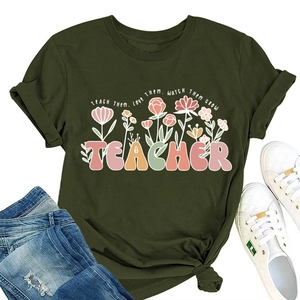 T-shirt enseignant vert olive avec imprimé floral et jean en denim sur fond blanc épuré
