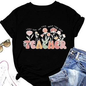 Détail à plat d'un t-shirt enseignant avec graphique floral et accessoires d'été