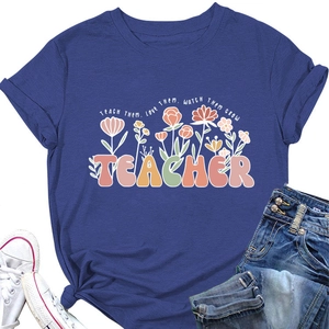 Détail d'un t-shirt bleu marine pour enseignant avec motif floral bohème et col rond