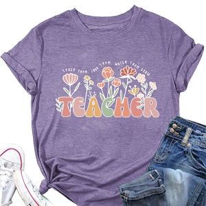 Détail du t-shirt lilas pour enseignant avec imprimé floral et slogan éducatif