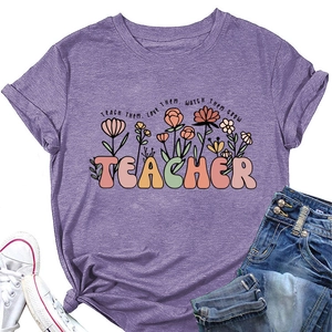 Détail à plat d'un t-shirt violet à col rond avec imprimé floral enseignant et manches à revers