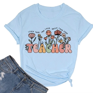 Détail d'un t-shirt bleu clair avec imprimé floral et slogan de remerciement pour enseignant