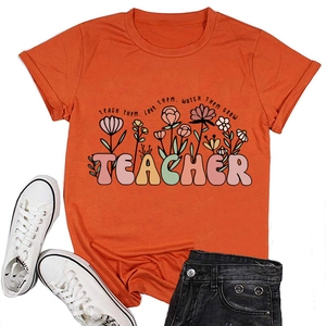 Mise à plat d'un t-shirt enseignant en coton orange avec imprimé floral et accessoires
