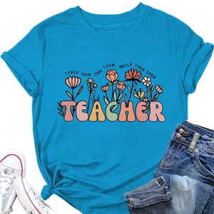 Détail du t-shirt bleu pour enseignante avec motif floral coloré et tissu en coton doux