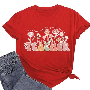 Détail du t-shirt rouge pour enseignant avec motif floral et citation inspirante
