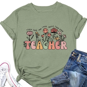 T-shirt enseignant vert sauge à fleurs à plat avec chaussures blanches et jean bleu