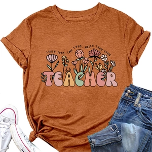 Gros plan d'un t-shirt enseignant rouge rouille avec imprimé floral et coton doux